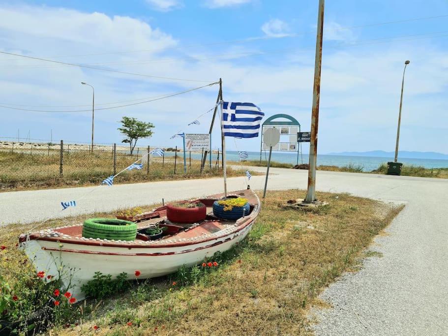 Mom'S Seaside Home Karianí Екстериор снимка