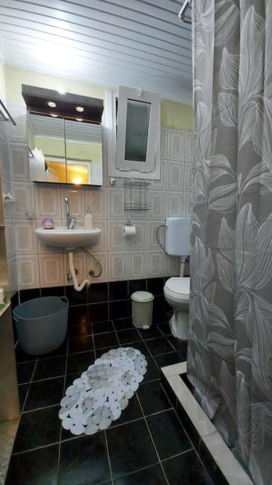 Mom'S Seaside Home Karianí Екстериор снимка