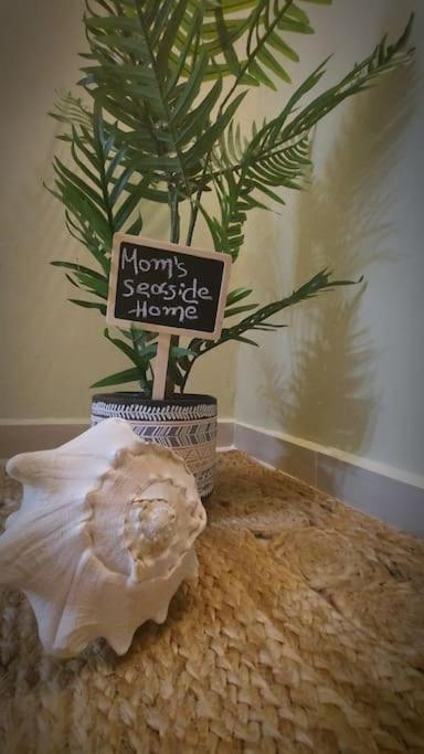 Mom'S Seaside Home Karianí Екстериор снимка