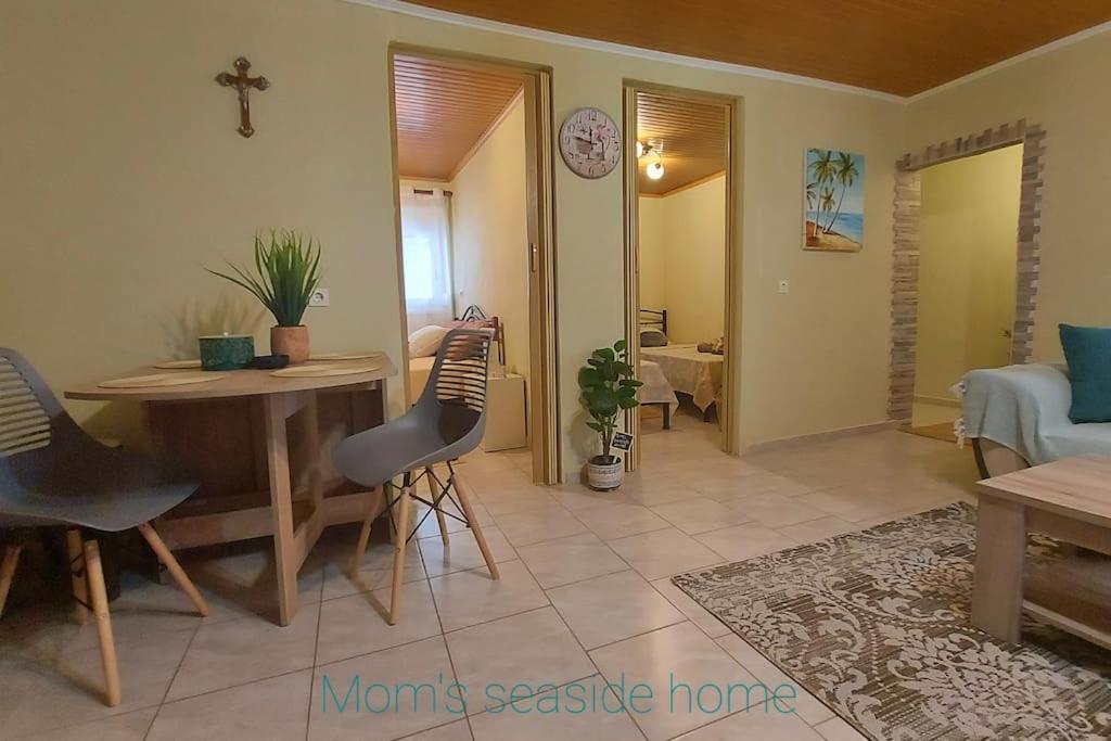 Mom'S Seaside Home Karianí Екстериор снимка