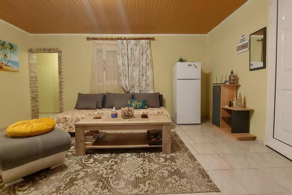 Mom'S Seaside Home Karianí Екстериор снимка