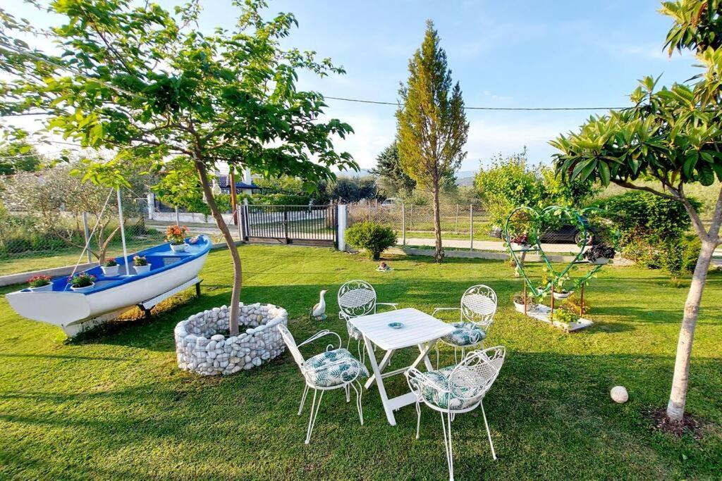 Mom'S Seaside Home Karianí Екстериор снимка