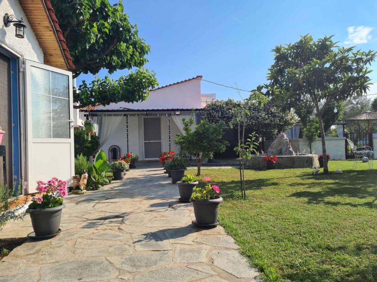 Mom'S Seaside Home Karianí Екстериор снимка