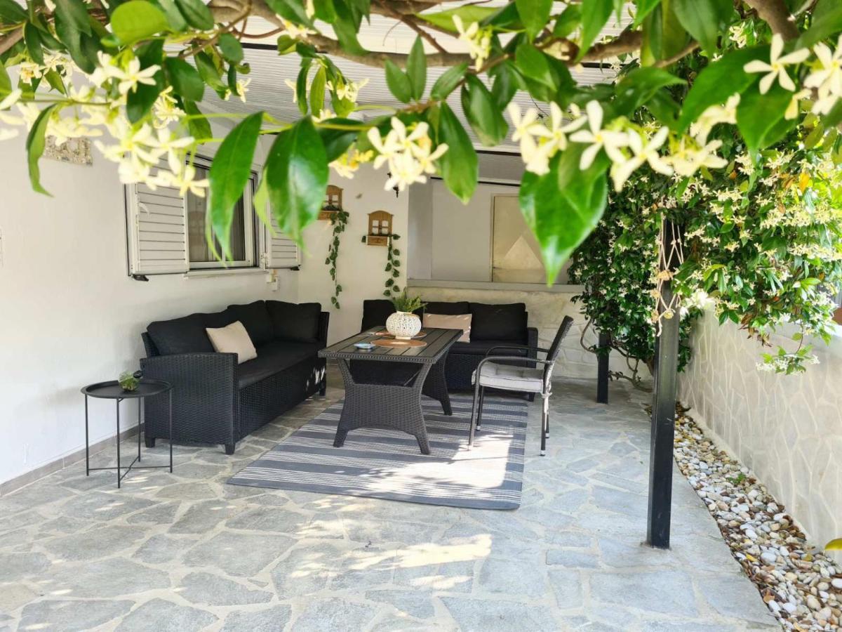 Mom'S Seaside Home Karianí Екстериор снимка